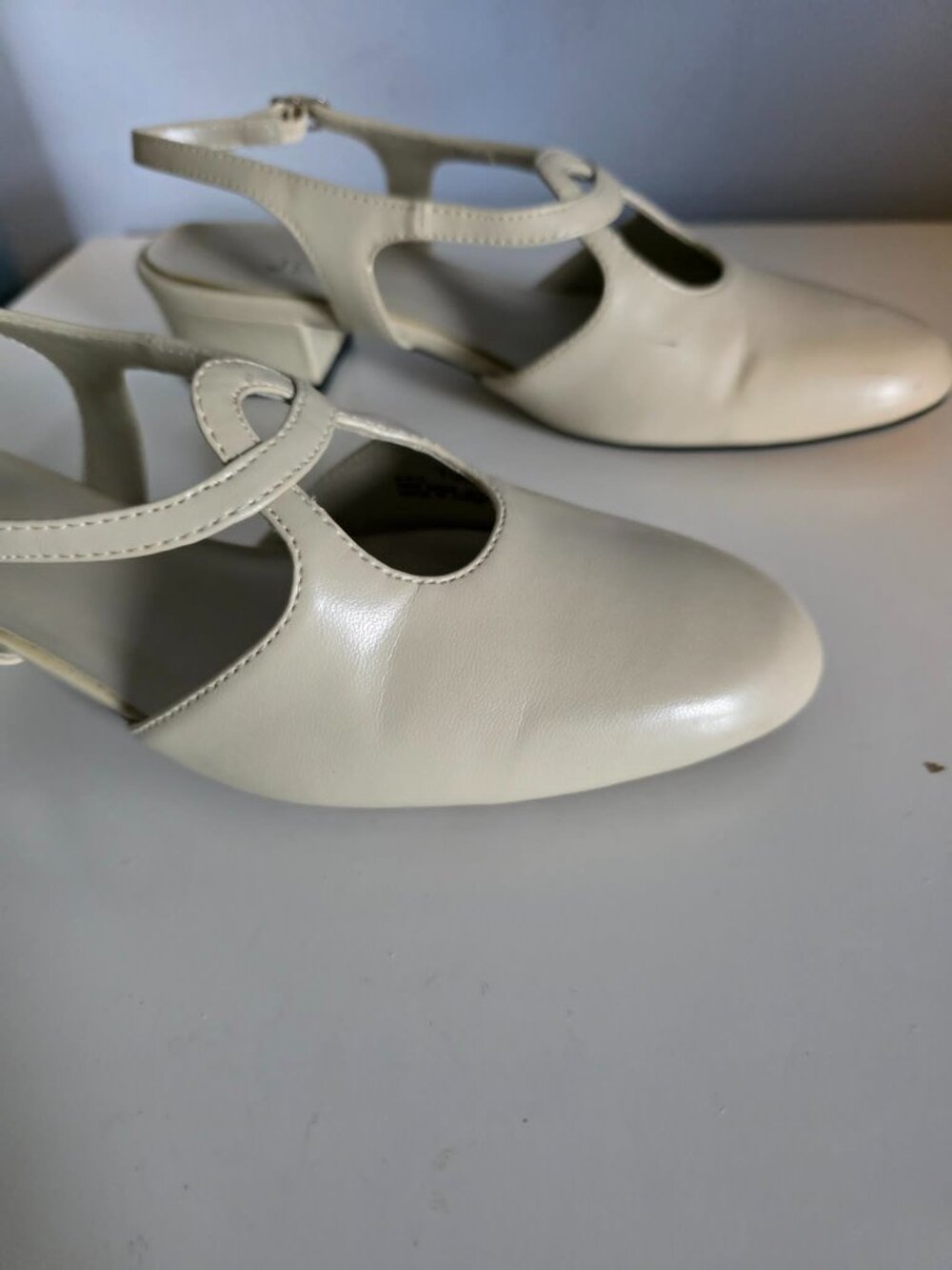 "JENNIE" Cream/Beige Cutout T-Strap Slingback Pumps. 7.5 - Picture 5 of 13